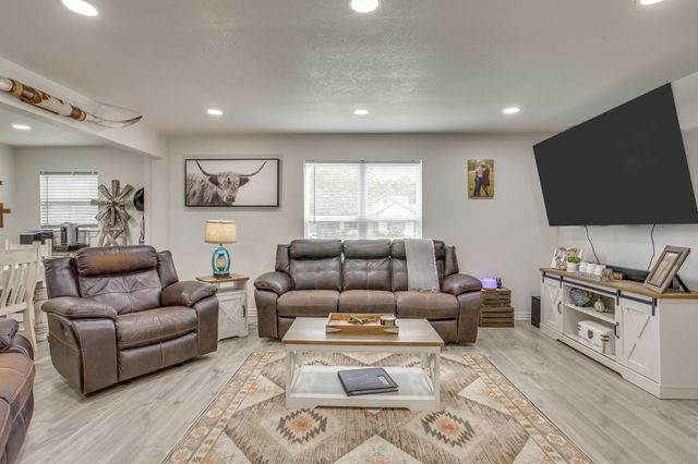 109 W Purdom Avenue, Alvarado, TX 76009