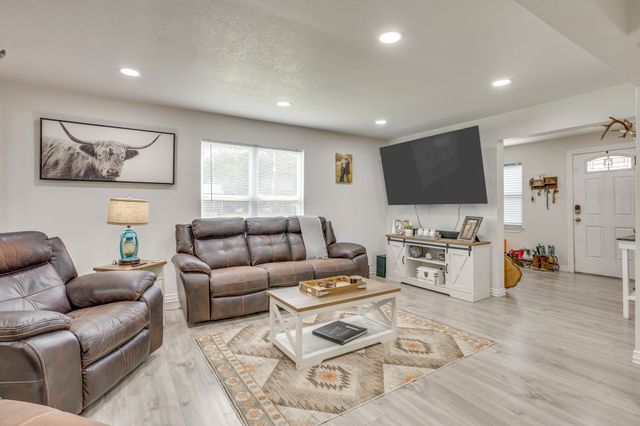109 W Purdom Avenue, Alvarado, TX 76009