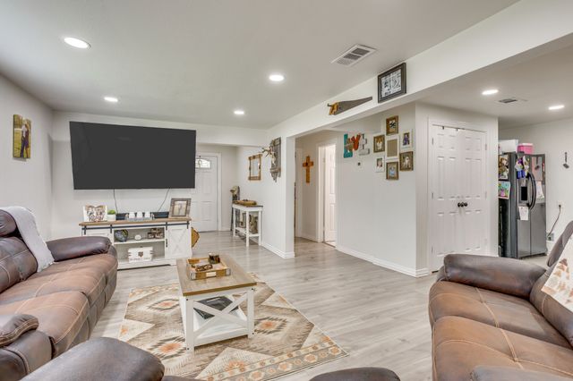 109 W Purdom Avenue, Alvarado, TX 76009