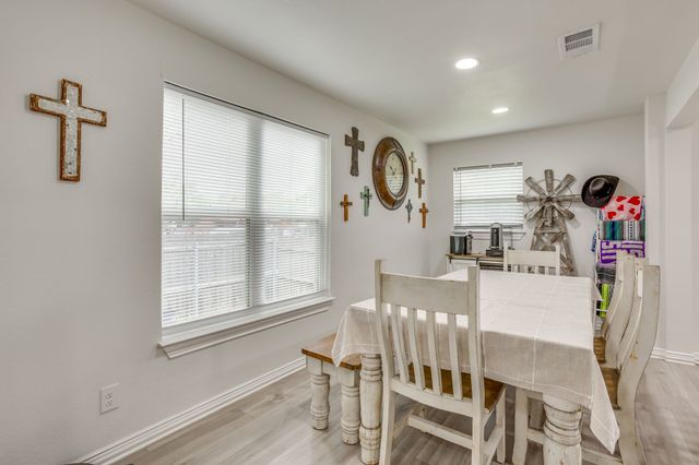 109 W Purdom Avenue, Alvarado, TX 76009