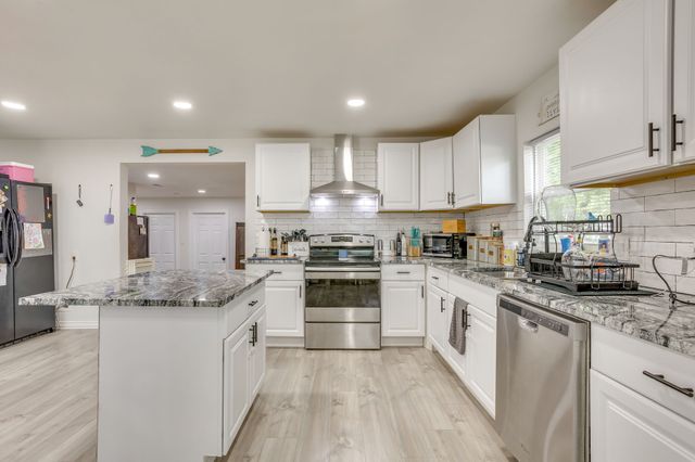 109 W Purdom Avenue, Alvarado, TX 76009