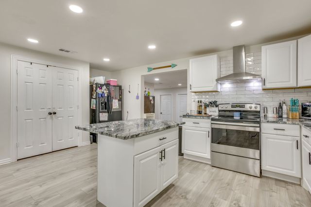 109 W Purdom Avenue, Alvarado, TX 76009