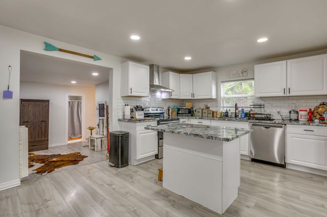 109 W Purdom Avenue, Alvarado, TX 76009