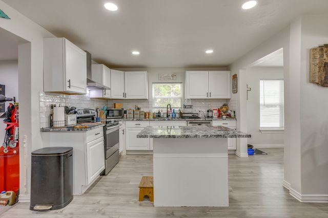 109 W Purdom Avenue, Alvarado, TX 76009
