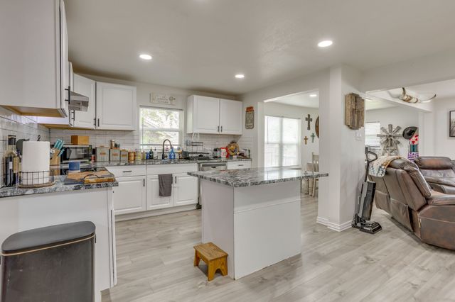 109 W Purdom Avenue, Alvarado, TX 76009