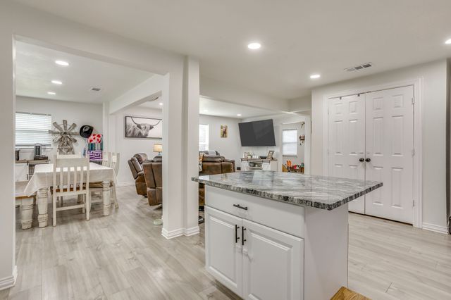 109 W Purdom Avenue, Alvarado, TX 76009