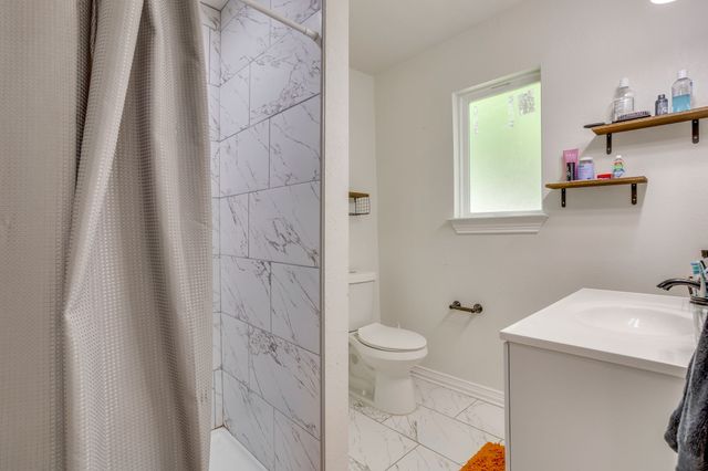 109 W Purdom Avenue, Alvarado, TX 76009