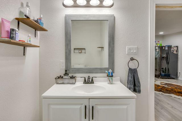 109 W Purdom Avenue, Alvarado, TX 76009