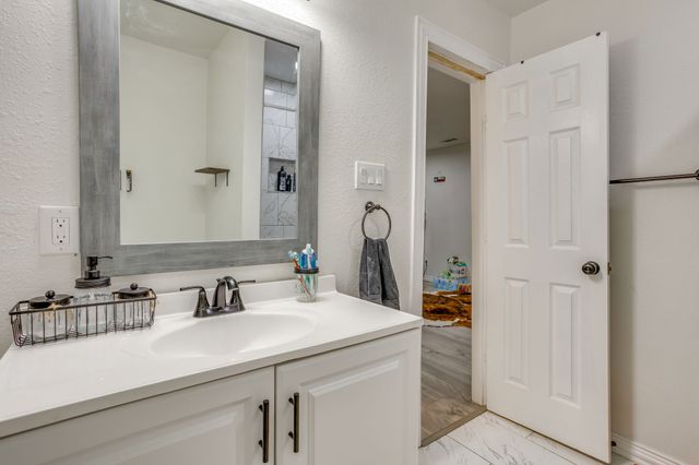 109 W Purdom Avenue, Alvarado, TX 76009
