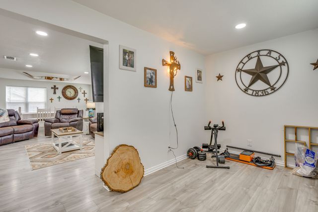 109 W Purdom Avenue, Alvarado, TX 76009