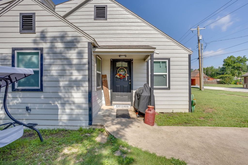 109 W Purdom Avenue, Alvarado, TX 76009