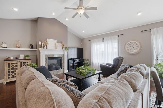 2612 W Lake Pointe Terrace, Peoria, IL 61614