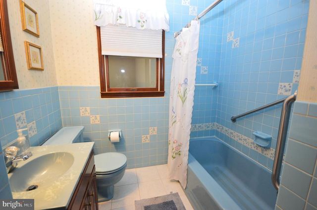 221 CLEMENTON AVE, Blackwood, NJ 08012