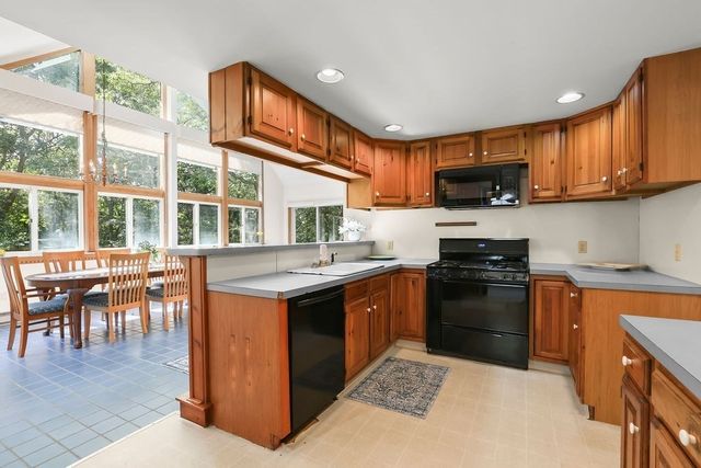 821 W Falmouth Hwy, Falmouth, MA 02540