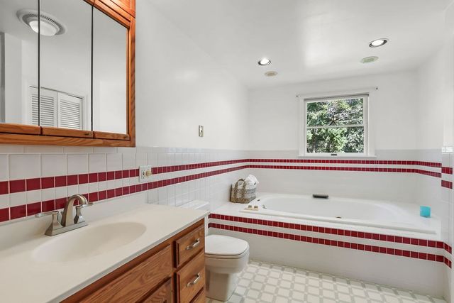 821 W Falmouth Hwy, Falmouth, MA 02540