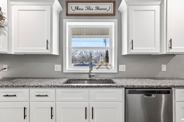 520 S Pine Street, Marshfield, MO 65706