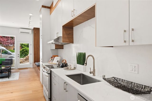 633 13th Avenue E, Seattle, WA 98102