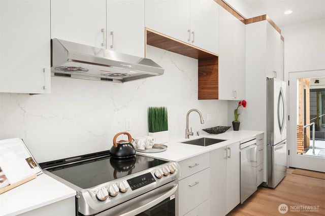 633 13th Avenue E, Seattle, WA 98102