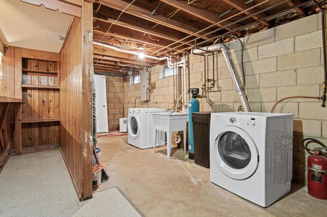 8033 Georgia Avenue N, Brooklyn Park, MN 55445