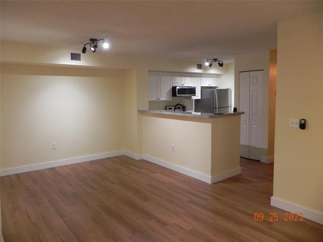 577 SW 111th Lane 204, Pembroke Pines, FL 33025
