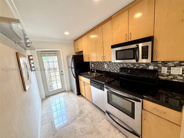 720 NE 13th Ct 3, Fort Lauderdale, FL 33304