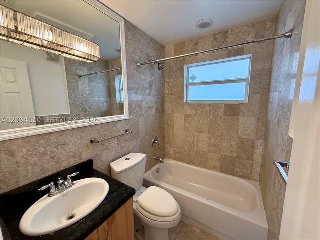 720 NE 13th Ct 3, Fort Lauderdale, FL 33304