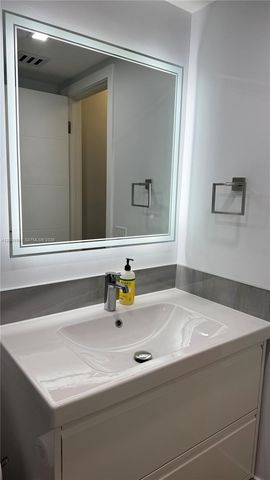 16465 NE 22nd Ave 105, North Miami Beach, FL 33160