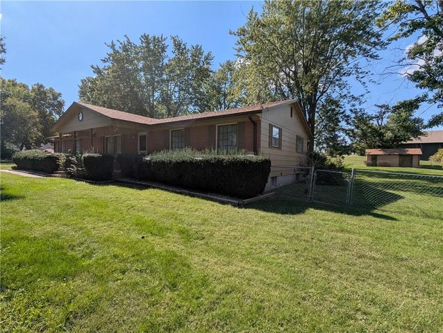 500 N 4th Street, Hiawatha, KS 66434