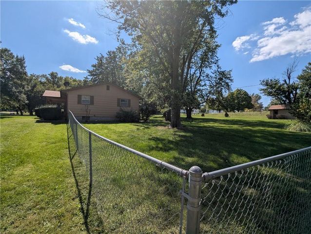 500 N 4th Street, Hiawatha, KS 66434