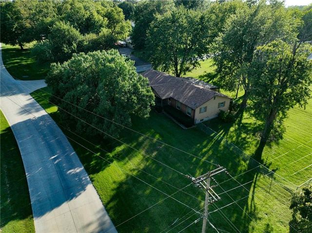 500 N 4th Street, Hiawatha, KS 66434