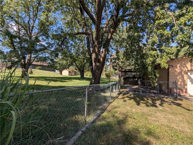500 N 4th Street, Hiawatha, KS 66434
