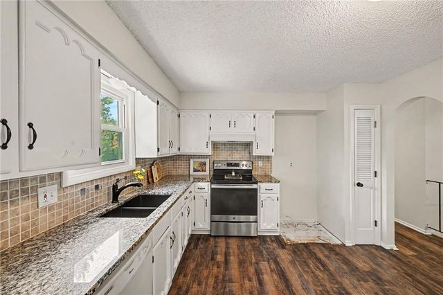 12809 S RAINTREE Drive, Olathe, KS 66062