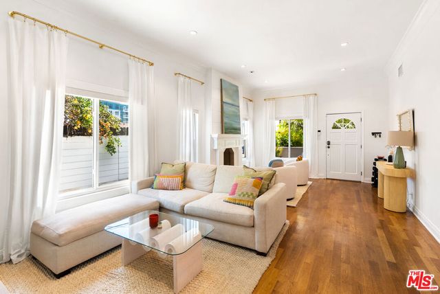 3792 Colonial Avenue, Los Angeles, CA 90066