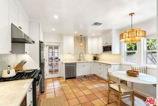 3792 Colonial Avenue, Los Angeles, CA 90066