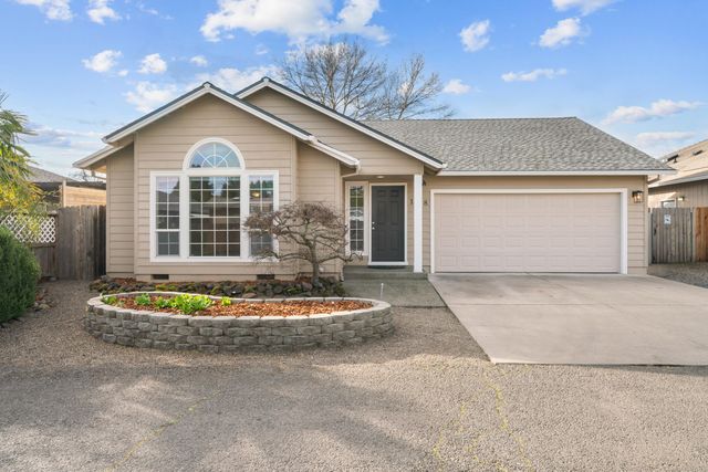 1818 Sarah Way, Medford, OR 97501