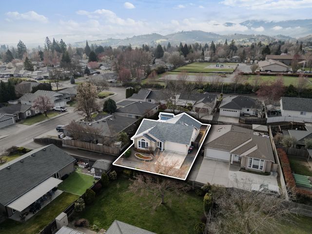 1818 Sarah Way, Medford, OR 97501