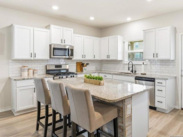 8135 Samsel Falls, San Antonio, TX 78254