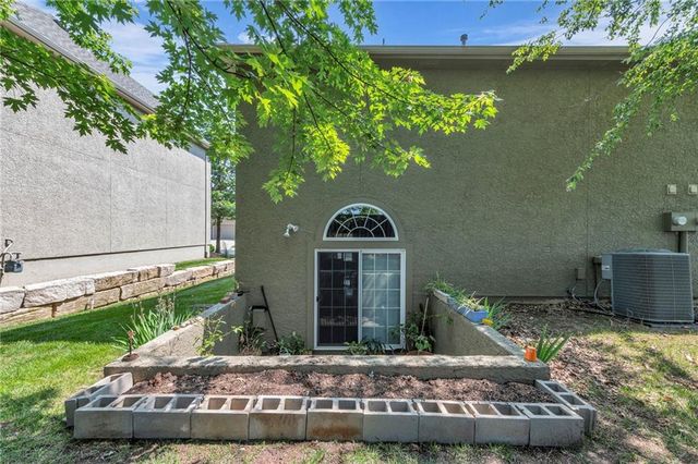 15828 W 61 Street, Shawnee, KS 66217