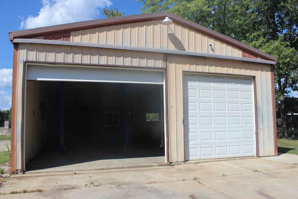 Image 2 of property listing at 709 Thomas Street, Iuka, IL 62849