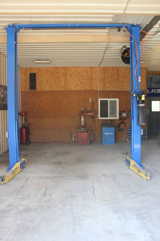 Image 13 of property listing at 709 Thomas Street, Iuka, IL 62849