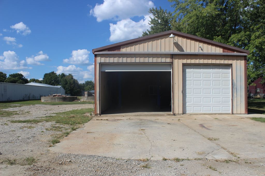 Image 3 of property listing at 709 Thomas Street, Iuka, IL 62849