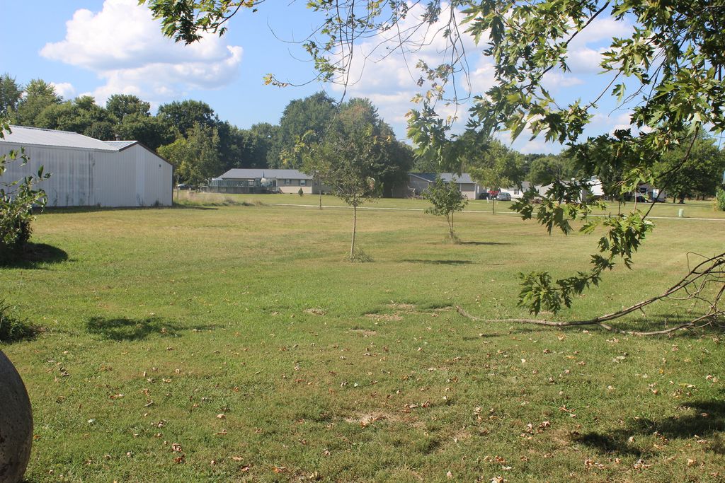 Image 4 of property listing at 709 Thomas Street, Iuka, IL 62849