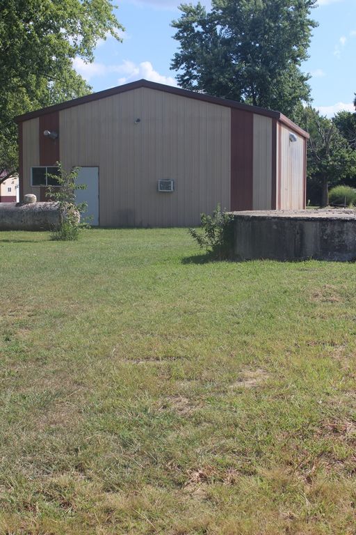 Image 5 of property listing at 709 Thomas Street, Iuka, IL 62849