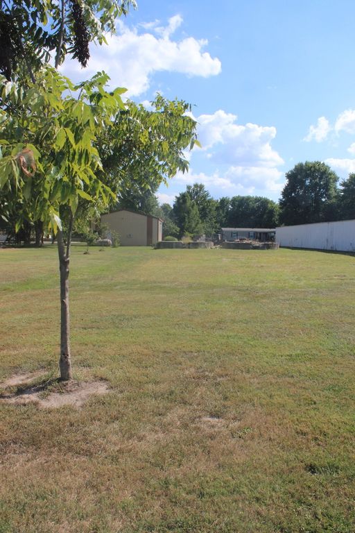 Image 8 of property listing at 709 Thomas Street, Iuka, IL 62849
