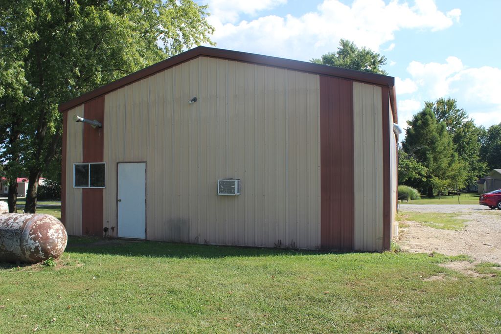 Image 10 of property listing at 709 Thomas Street, Iuka, IL 62849