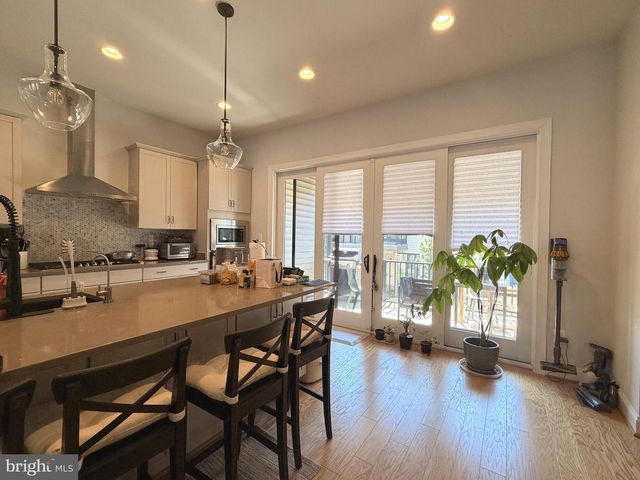 12305 W OAKS DR, Fairfax, VA 22030
