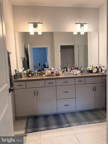 12305 W OAKS DR, Fairfax, VA 22030