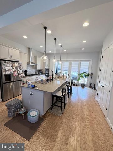12305 W OAKS DR, Fairfax, VA 22030