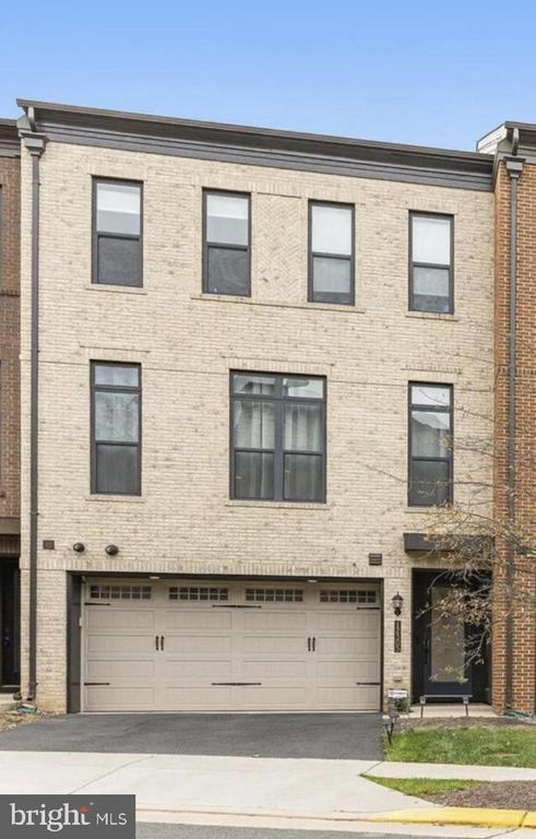 12305 W OAKS DR, Fairfax, VA 22030
