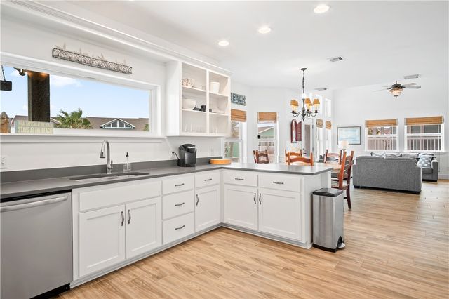 652 Anchor Dr, Port Aransas, TX 78373